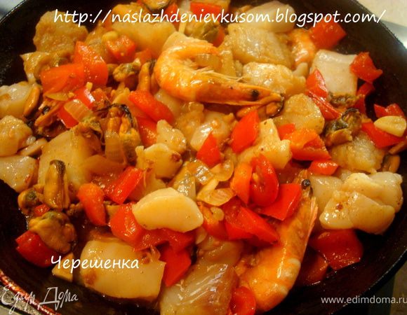 Теперь необходимо влить в сковороду к нашим морепродуктам оставшееся оливковое масло, добавить рыбу и потушить 1 минуту… Не передержите, мы же не хотим, чтобы у нас был рыбный паштет;)))