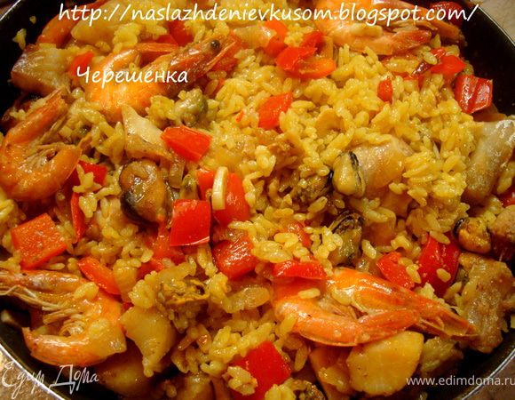 Теперь аккуратно выкладываем содержимое нашей сковороды, а в сок от жаренья положить хорошо промытый рис, шафран, молотый сладкий перец, белый молотый перец, тимьян и лавровый лист. Влить бульон или кипяток, накрыть крышкой, довести до кипения, снизить огонь на самый низкий и тушить 15 минут не перемешивая… Добавить курицу, рыбу и морепродукты (за исключением гребешка) и хорошо перемешать, посолить по вкусу…