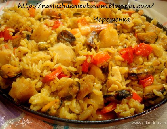  Накрыть сковороду фольгой и поставить в заранее разогретую до 150 градусов духовку на 10 минут. Снять фольгу, положить гребешок и снова накрыть фольгой. Томить в духовке еще 10 минут… Больше всего пожалела, что у меня не оказалось замороженного зеленого горошка, как он был бы тут уместен.. Так что если он у вас есть, то не забудьте его использовать по назначению))) Готовую паэлью посыпать петрушкой… Приятного аппетита!!!