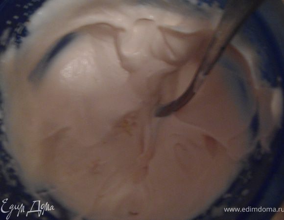 Приготовить крем: Взбить сливки с сахаром, отдельно в блендере йогурт, (если он без кусочков фруктов можно просто взбить) Соединить со сливками взбить еще немного.