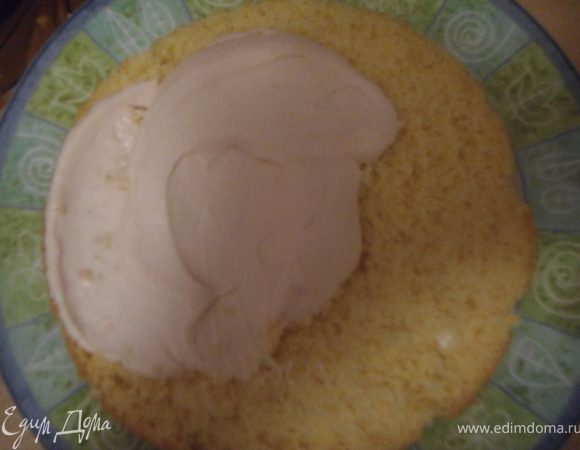 Корж поставить в  холодильник, охладить что бы легче было разрезать на 2 равные части. Промазать торт кремом между коржами, сверху и по бокам.