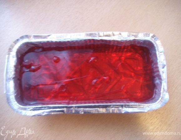Приготовить желе: Желатин залить холодной водой на 15 минут. Воду довести до кипения, влить сироп. Положить туда желатин и размешать. Залить в форму и поставить в холодильник, желательно на ночь.