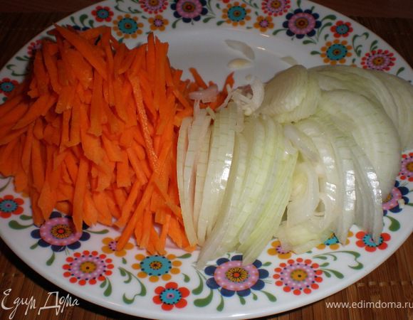 режим морковку(полоской) и лук полукольцами и обжариваем все в месте до золотистого цвета