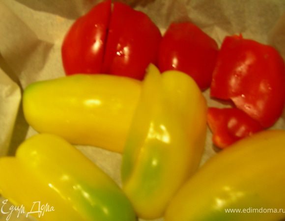 Перец моем, разрезаем на 4 части, удаляем семена. Выкладываем на противень кожей вниз (можно немного сбрызнуть маслом) и запекаем в разогретой до 200 гр духовке 10 мин.
