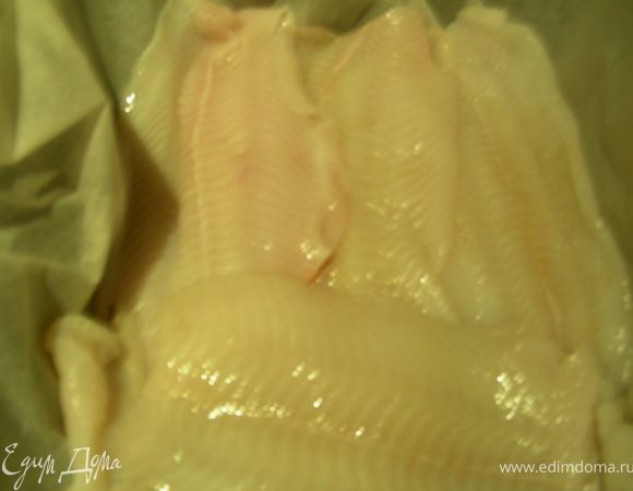 В рецепте предлагают филе рыбы добавить к перцу и далее их готовить вместе. Мне как-то не хотелось раньше времени их смешивать, поэтому я рыбку запекала в отдельной форме. Готовим перцы и рыбку еще минут 10 (до готовности). 