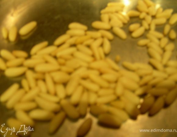 Кедровые орешки обжариваем пару минут на сухой сковороде (в рецепте их предлагают добавить в форму к рыбе, я предпочитаю их обжарить отдельно).
