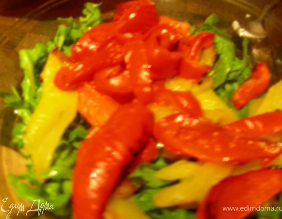 Руколу моем, сушим, выкладываем в салатницу. Нарезаем перец полосками, картофель крупными кусками, рыбку произвольными кусочками. Все добавляем в салатницу. Взбиваем масло с уксусом, солью и перцем (+лимонный сок по желанию), добавляем каперсы. Заправляем салат и добавляем кедровые орешки. (Можно сделать немного по-другому: заправить только картофель, на порционные тарелки выкладываем рукколу, сверху помещаем картофель, кусочки рыбы и перца, посыпать кедровыми орешками.)
Я его подавала уже остывшим, но мне кажется, что и теплый он должен быть очень вкусный)