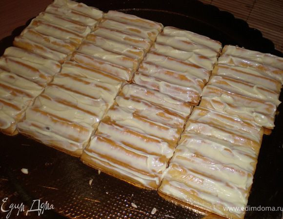 и собираем наш тортик чередуя все начинки по очереди предварительно смазывая крекер майонезом с обеих сторон(без фанатизма)