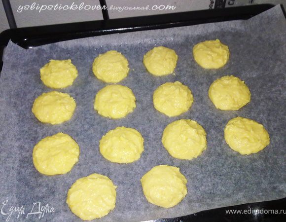 Выкладывать тесто ложкой, формируя небольшие круги. Отправить запекаться в духовку на 30-35 мин.