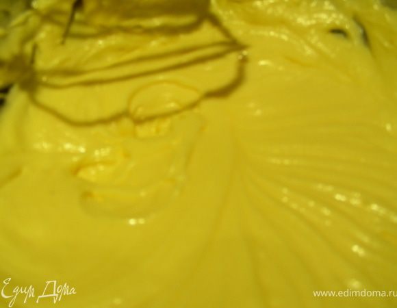 Духовку разогреваем до 180 гр. Взбиваем мягкое масло с сахаром (фруктозой), добавляем яйца и все тщательно взбиваем.