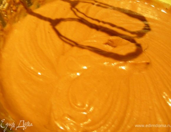 Добавляем сухую смесь к яичной и все вымешиваем миксером. Затем постепенно вливаем пиво и смешиваем миксером. Тесто получается как довольно густая сметана.
