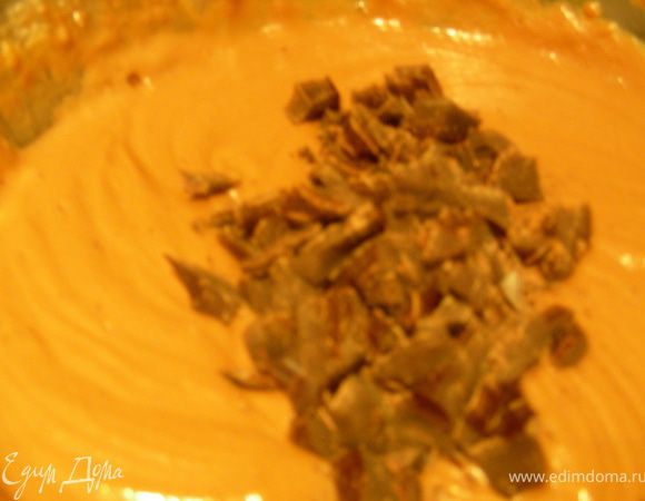 Темный шоколад нарезаем небольшими кубиками и добавляем в тесто.
