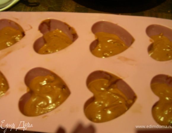 Смазываем форму для маффинов маслом (силиконовые не смазываем). Выкладываем наше тесто на 1/3 высоты. Ставим в разогретую духовку на 5 минут.
