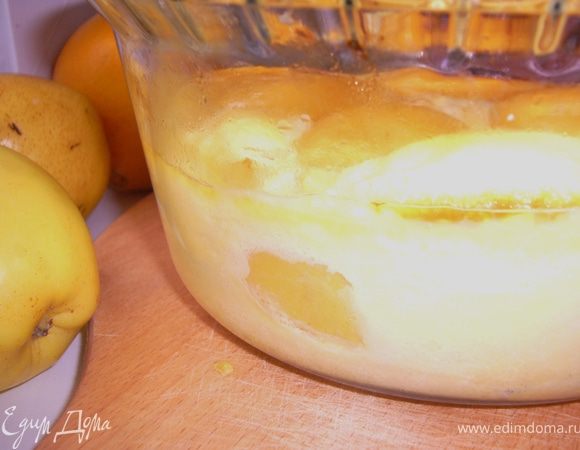 Разогрей духовку до 180 г.Приготовь крем,сешав все ингрелиенты:сливки+желтки+мёд+вино+соль.
