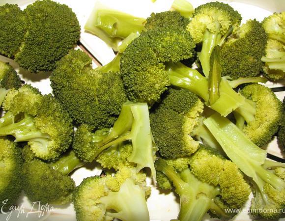 Брокколи помыть, разобрать на соцветия, отварить в пароварке в течении 15 минут.