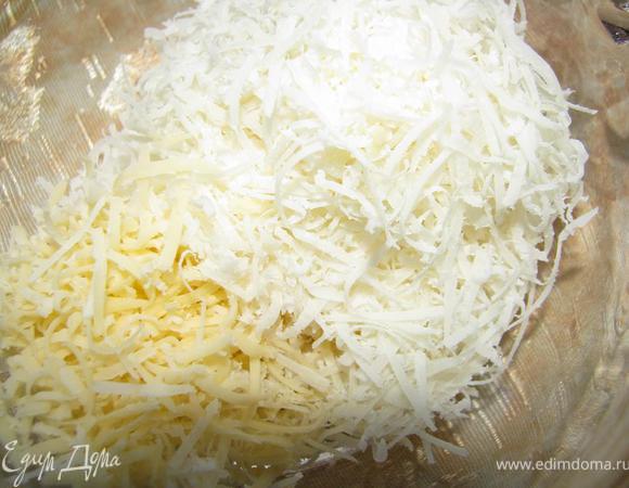 Готовим соус. Натереть сыр на мелкой терке.