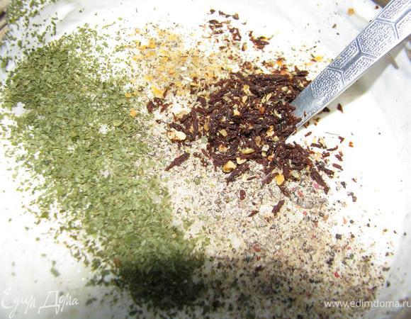 Добавить сметану, соль, перец, помидор, петрушку. Хорошенько перемешать.