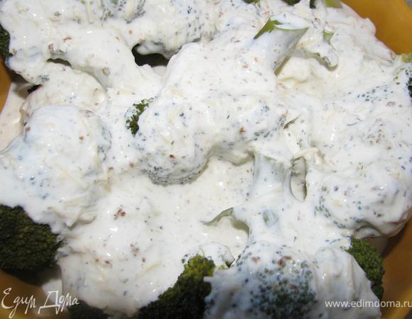 Выложить капусту в жароупорное блюдо, залить соусом.