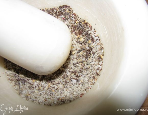 Растереть в ступке смесь перцев, сушеные помидоры и соль.