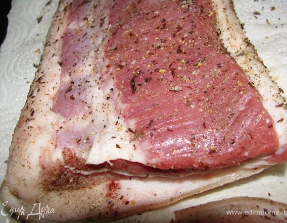 Натереть этой смесью сало.