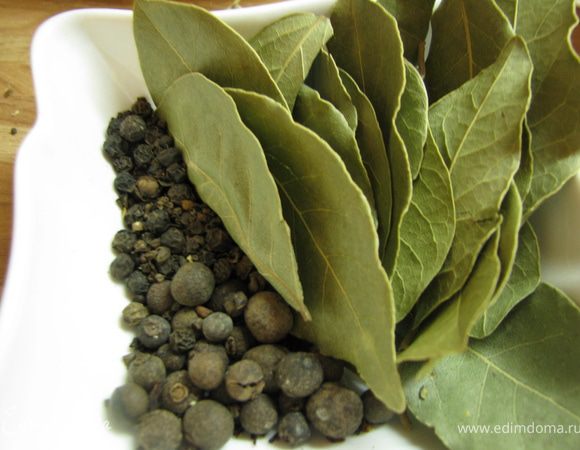 Делаем в шкуре надрезы, куда вкладывает перец горошком (чередуем черный с душистым).