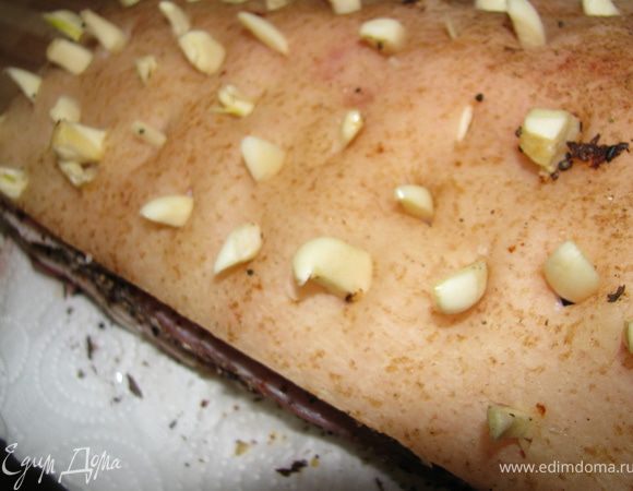 Затем в эти же прорези закладываем чесночок.