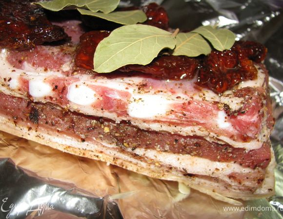 Сверху кладем лавровые листочки.