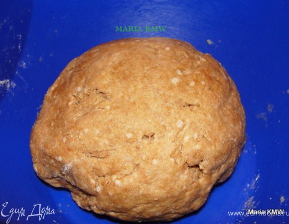 Из муки, оливкого масла, соли, воды и дрожжей замешиваем тесто. Даем ему постоять 20 минут в теплом месте. 