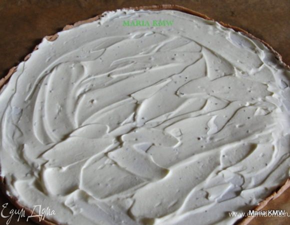 Сметану смешиваем с солью и перцем(по-вкусу). Смазываем пирог.