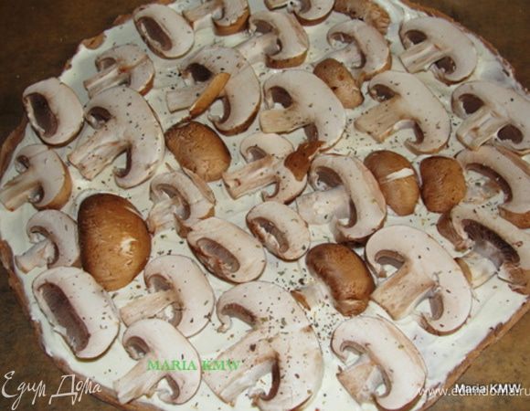 На один пирог укладываем почищенные, порезанные грибы, сыр моцареллу, приправляем травками. Готовый после выпечки пирог, посыпаем шнитт-луком.
