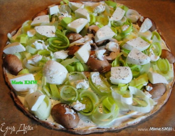 На второй пирог выкладываем кольцами порезанный лук-порей, козий сыр, приправляем травками. Если остались еще грибочки, пристроим их и сюда. :))