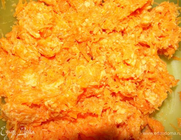 Тыкву натереть на средней тёрке. Всыпать в миску манку, из тыквы руками выжать сок и вместе с выжатым соком добавить к манке. Добавить чуть-чуть молока. Тщательно вымешать. Оставить на 30 минут.