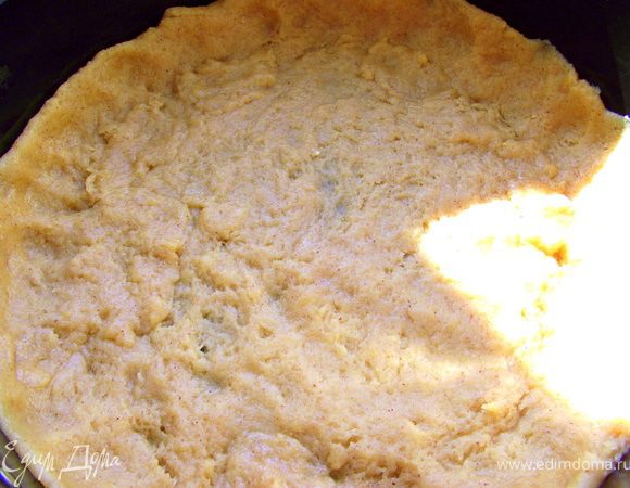 Тесто разделить на 2 части( большую и поменьше), но это делать вовсе не обязательно. Большую часть распределить по форме(диаметр 26 см). 