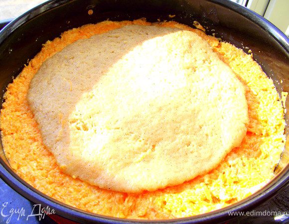 Сверху выложить всю начинку и на начинку сделать из второй половины теста небольшое кружок и накрыть сверху.