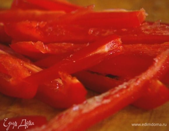 Сладкий перец, удалив семена, нарезать тонкими длинными полосками.