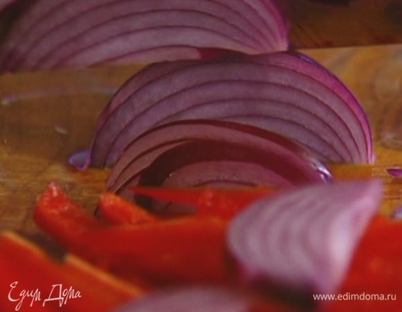 Лук почистить и порезать тонкими полукольцами.