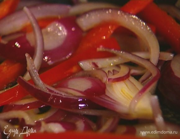 Разогреть в тяжелой сковороде оливковое масло и обжарить перец и лук до золотистого цвета.