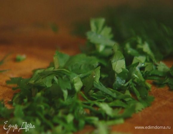 Кинзу мелко порубить.