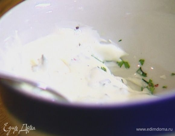 Приготовить соус: соединить сметану с кинзой, посолить, поперчить и перемешать.
