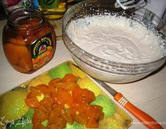 Суфле:Взбить миксером творог,сметану и сахар.Добавить "распущенный" желатин и порезанные из компота абрикосы-перемешать.