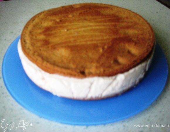 Сборка: Форму разъёмную выстлать пищевой плёнкой или пергаментом,на дно уложить 1 корж,затем вылить суфле и положить сверху 2 корж.Убрать в холодильник на 2 часа.