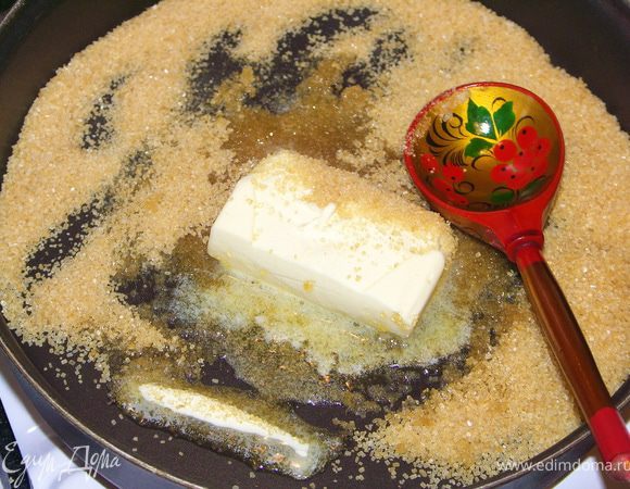 На небольшом огне прогреть масло с сахаром до растворения.