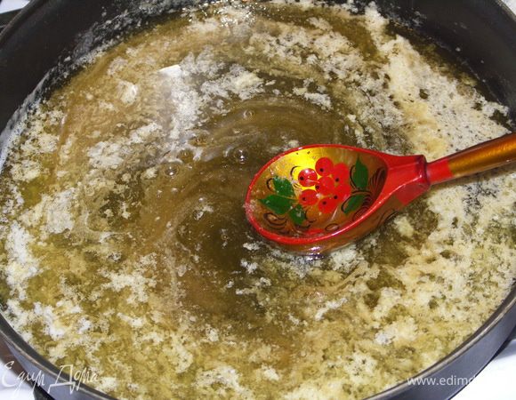 Вливаем мёд.Перемешиваем.