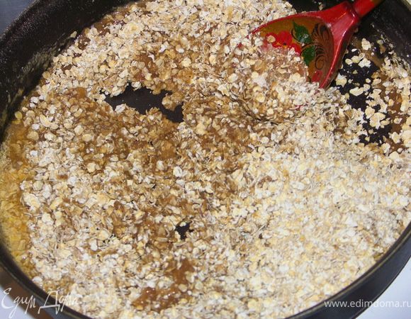 Всыпаем хлопья,муку.Перемешиваем.