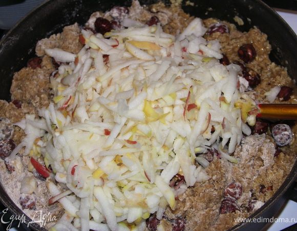 Выключаем огонь.Добавляем яблоки.Перемешиваем тщательно.