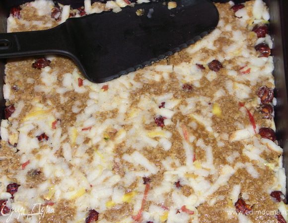 Выкладываем в форму(у меня 25 на 25) и тщательно утрамбовываем лопаткой.