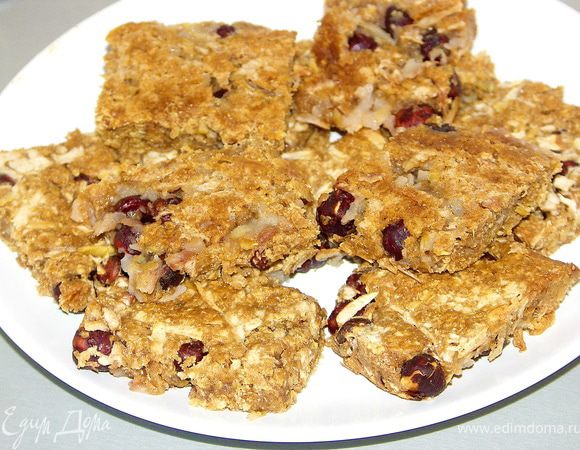 Чуть остывший корж режем на батончики и кушаем с удовольствием:)Приятного аппетита!