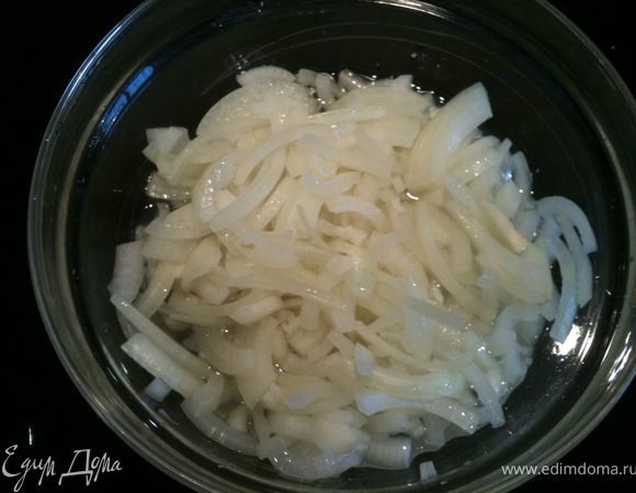 Лук порезать четверть кольцами. Из уксуса, сахара и соли приготовить маринад. В маринад положить лук и поставить в холодильник минимум на 1 час.