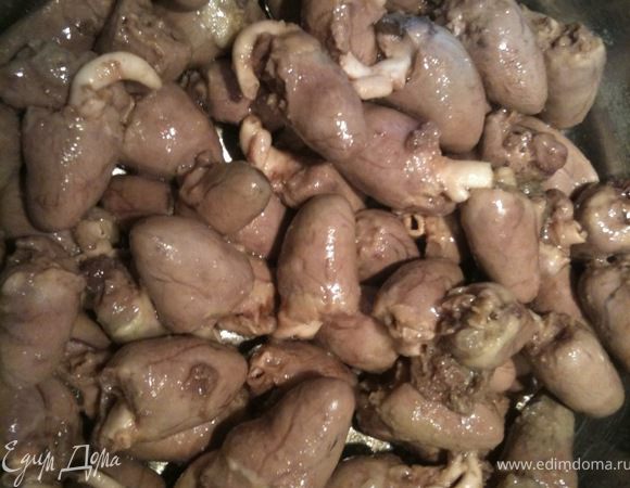 Отварить сердечки до готовности со специями и солью. Остудить.