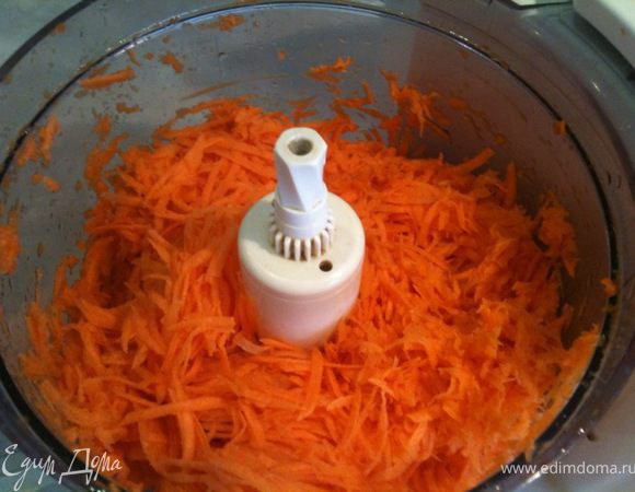 Морковь натереть на средней терке.